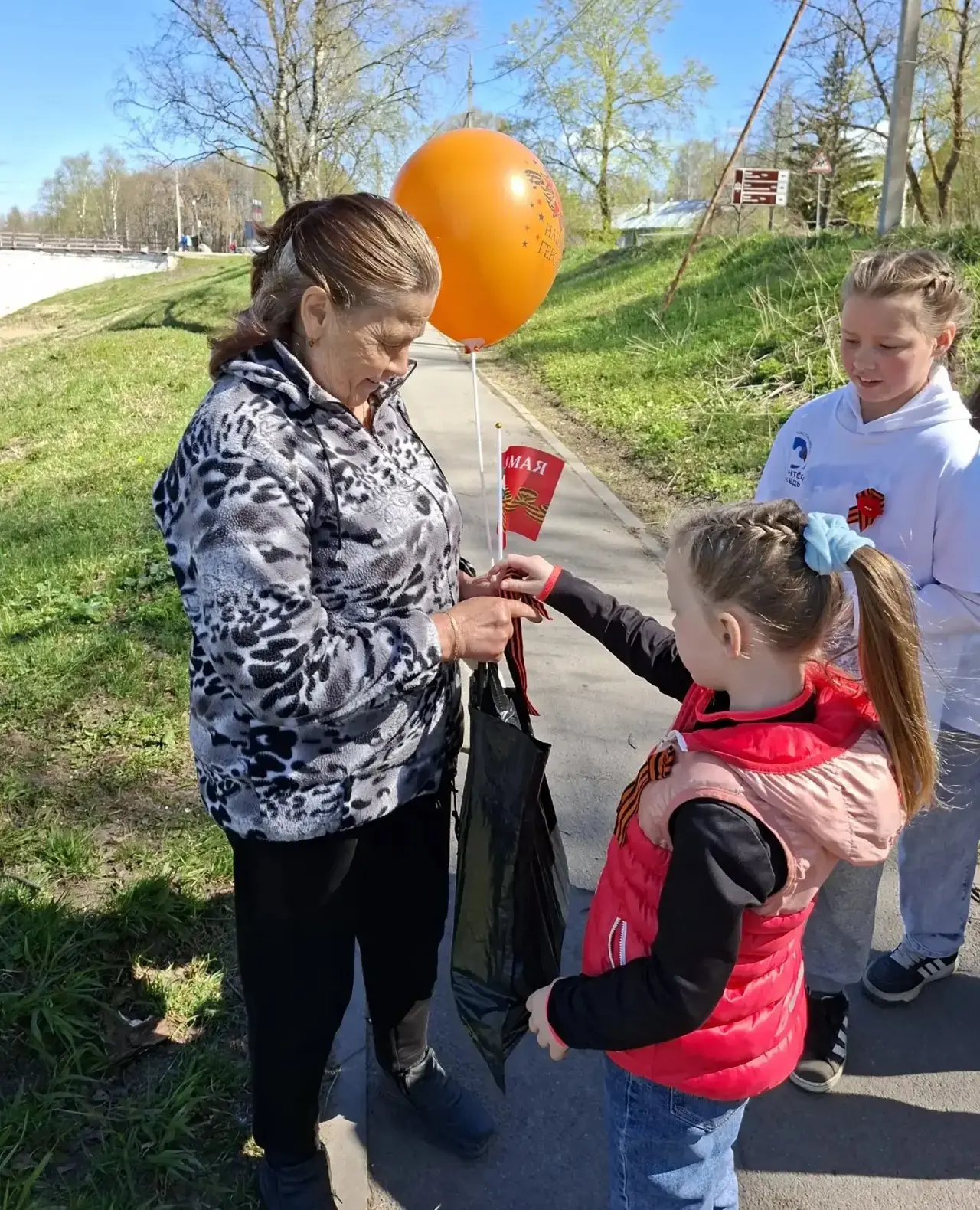 9 мая ребята из Белозерского центра помощи детям вышли на улицы города с георгиевскими ленточками. Д