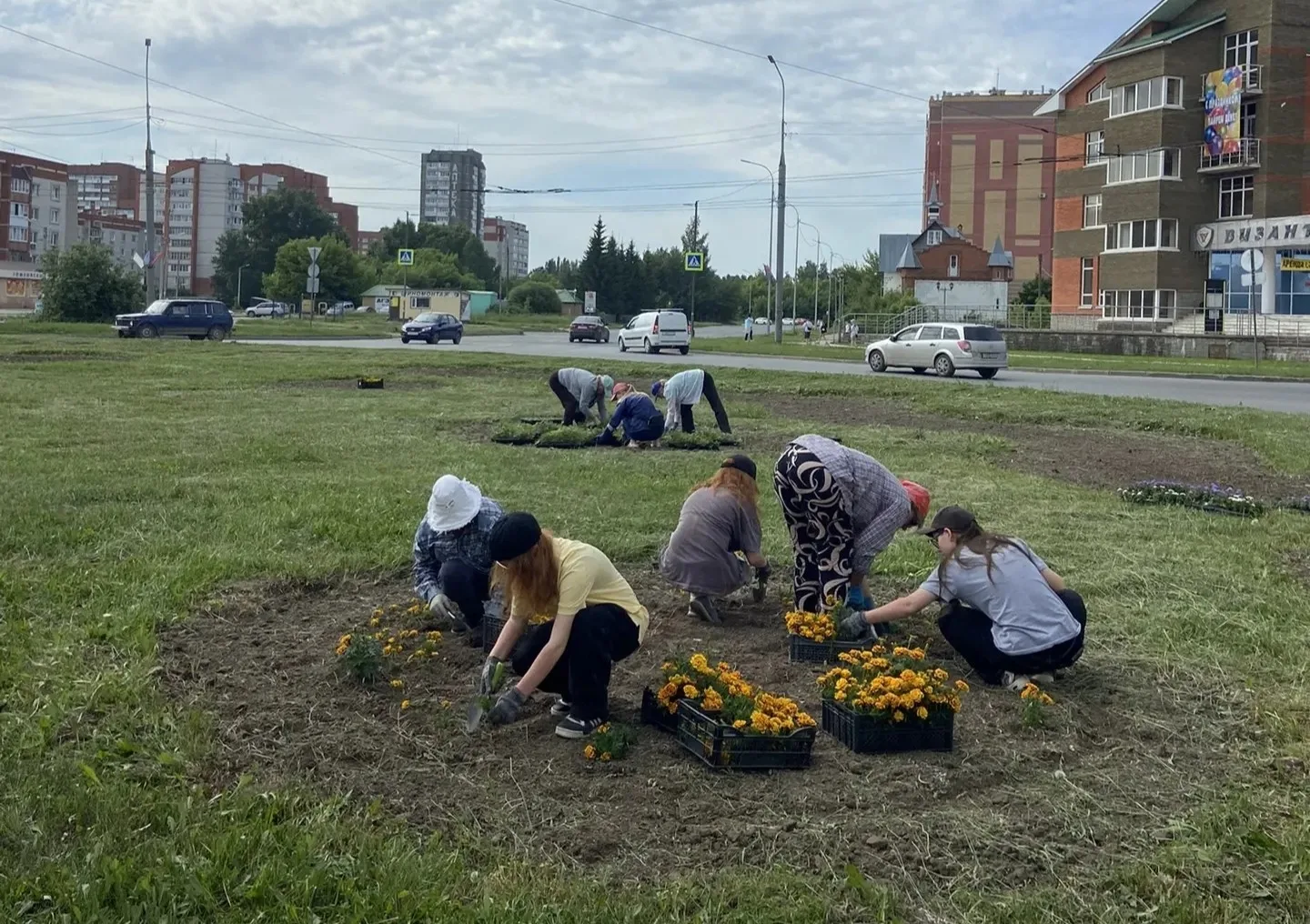 🌷 Студенты Йошкар-Олы высаживают цветы по всему городу

Сначала специалисты делают разметку, чтобы 