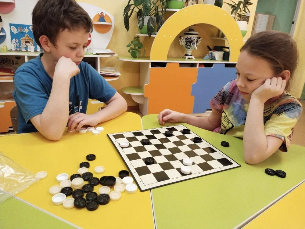 ♟️ Шашки в нашем доме — это не просто игра, а настоящая стратегия дружбы!