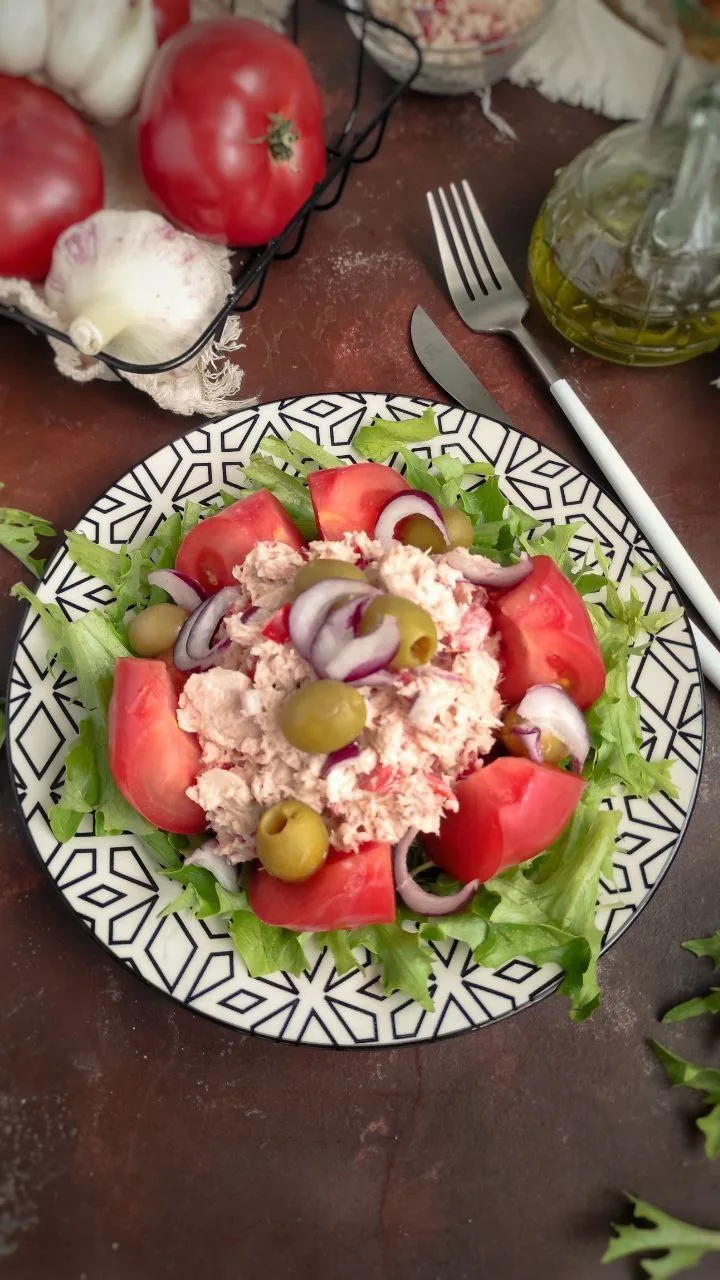 Какие салаты с тунцом вы готовите? У меня вот такой салат в помидоре 🍅.