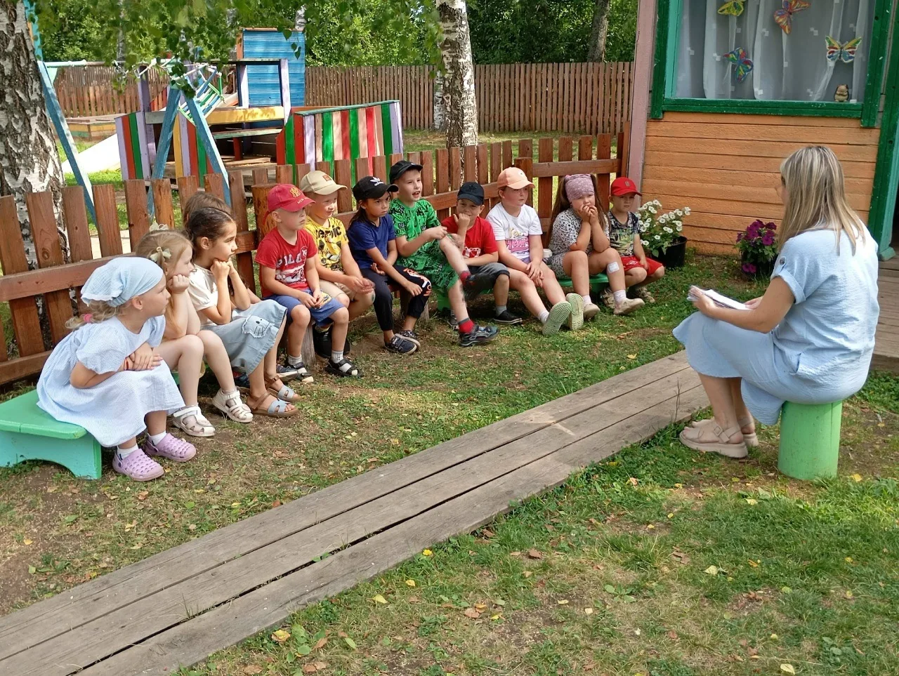 👫Сотрудники детской библиотеки провели увлекательное мероприятие «Читаем и играем» для воспитаннико