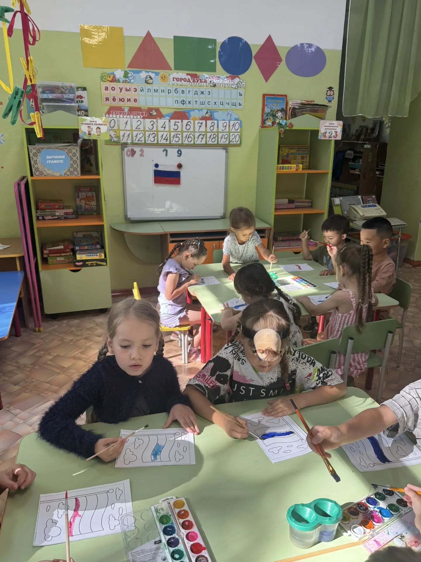 Тема: «Раскрасим наш гордый флаг России»