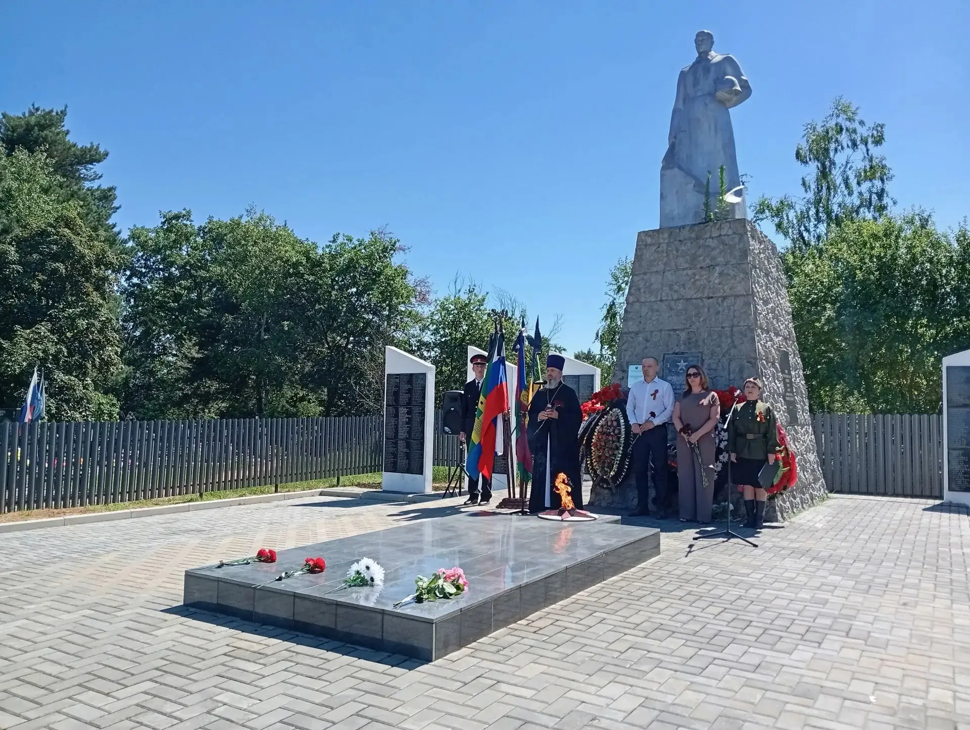 ⭐️ ⭐️ ⭐️ ⭐️ ⭐️ ⭐️ ⭐️ ⭐️

     22 июня в День памяти  и скорби у братской могилы советских воинов сос