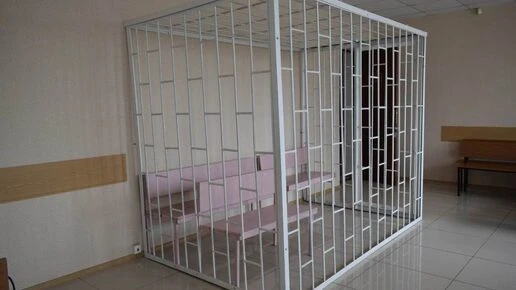 Под Курском 71-летнего пенсионера судят за угрозу убить соседку топором