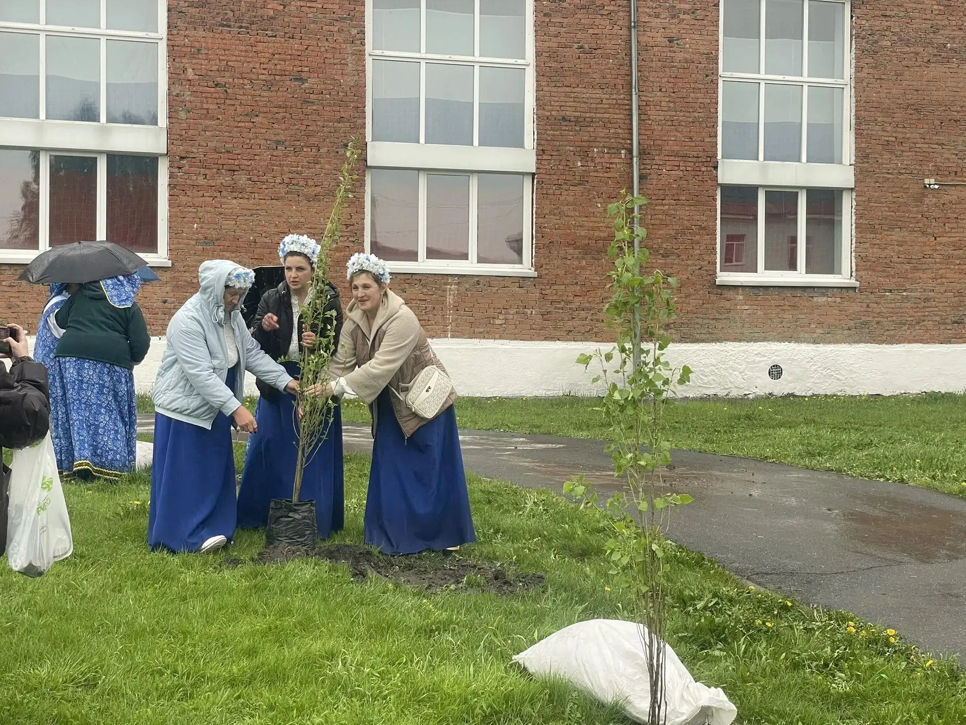 В парке «Тополек» состоялось народное гуляние, которое, несмотря на хмурую погоду.
Каждый участник п
