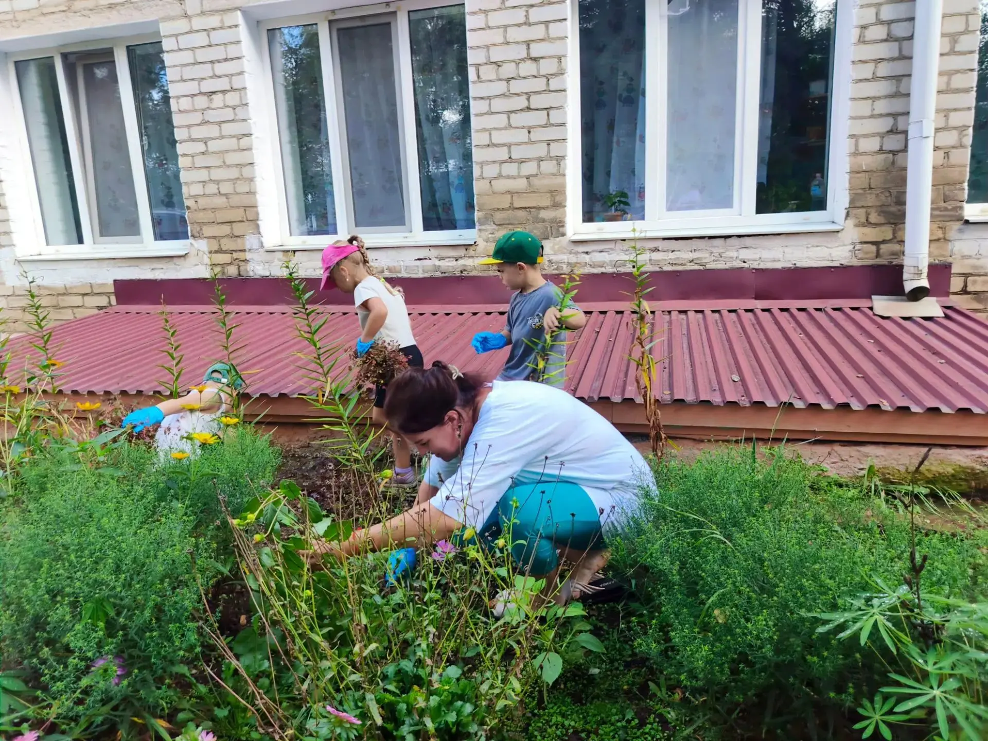 🌼 Сегодня ребята из группы Затейники вместе с нашим замечательным воспитателем Алексан...