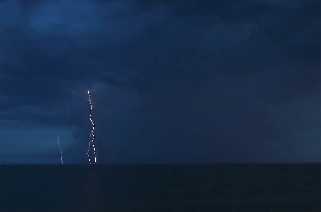 🌩️ Сегодня ночью сверкало в Поморье. 

Видели? Делитесь своими кадрами в комментариях.