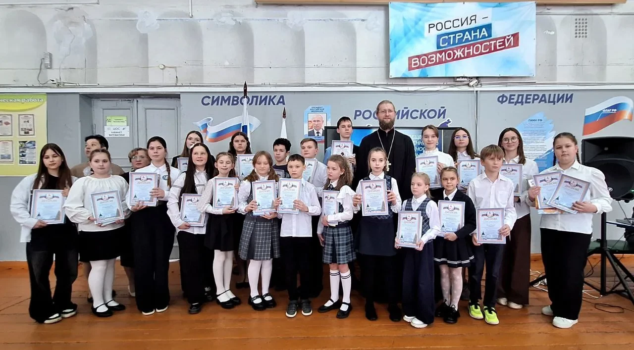 👀📚📖25 февраля 2026 года на базе МБОУ СОШ № 3 состоялся финал XVI Муниципальных Детских Рождественски