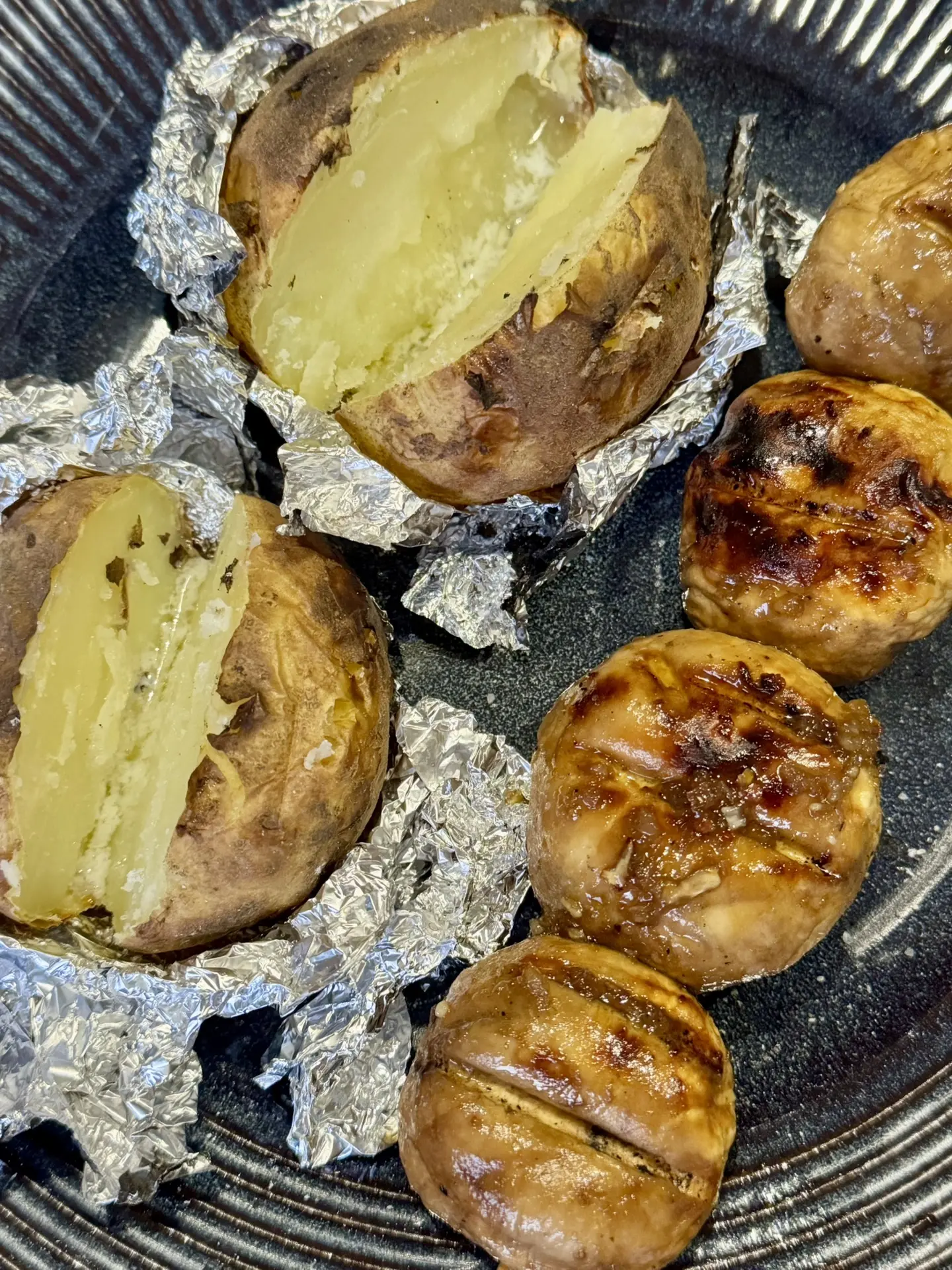 И традиционный воскресный мангальный) вкусный ужин 

Сегодня - печеная в углях картошка (помните про