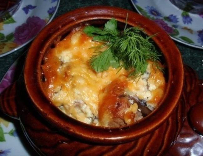 Мясо в горшочке под сырной шапочкой