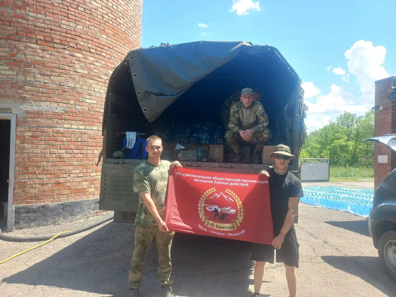 В такую изнуряющую жару, когда каждый глоток воды на вес золота ☀️🥤, помощь с тыла становится по-на