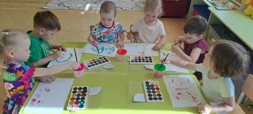 8 группа "День красок и карандашей"
Сегодня наши малыши погрузились в волшебный мир красок и каранда
