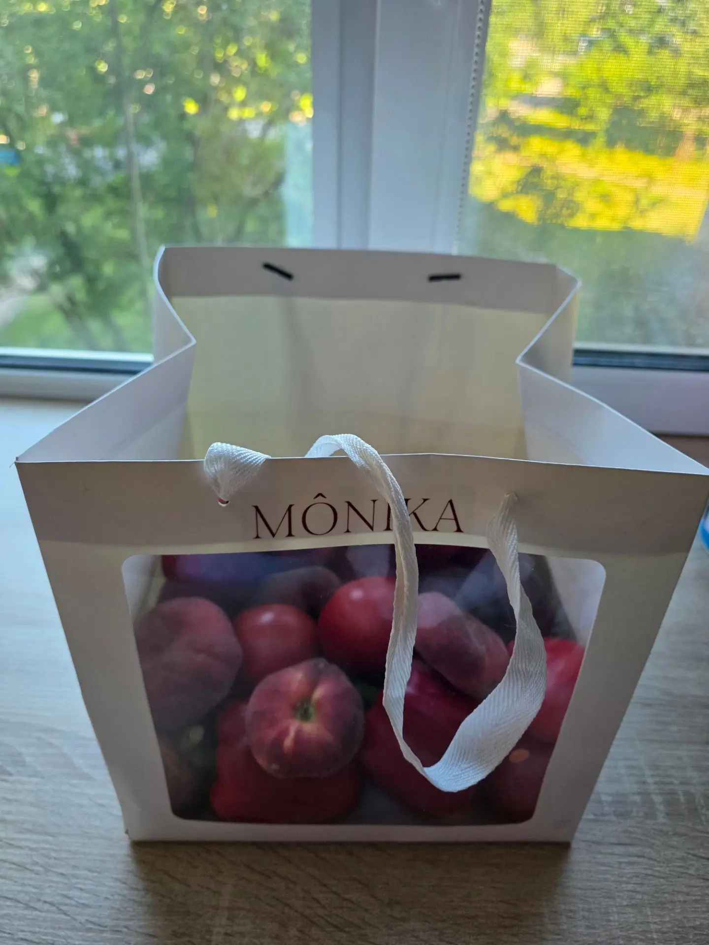 Сегодня приезжала подруга и привезла такие вкусняшки 🍎🍑🥒