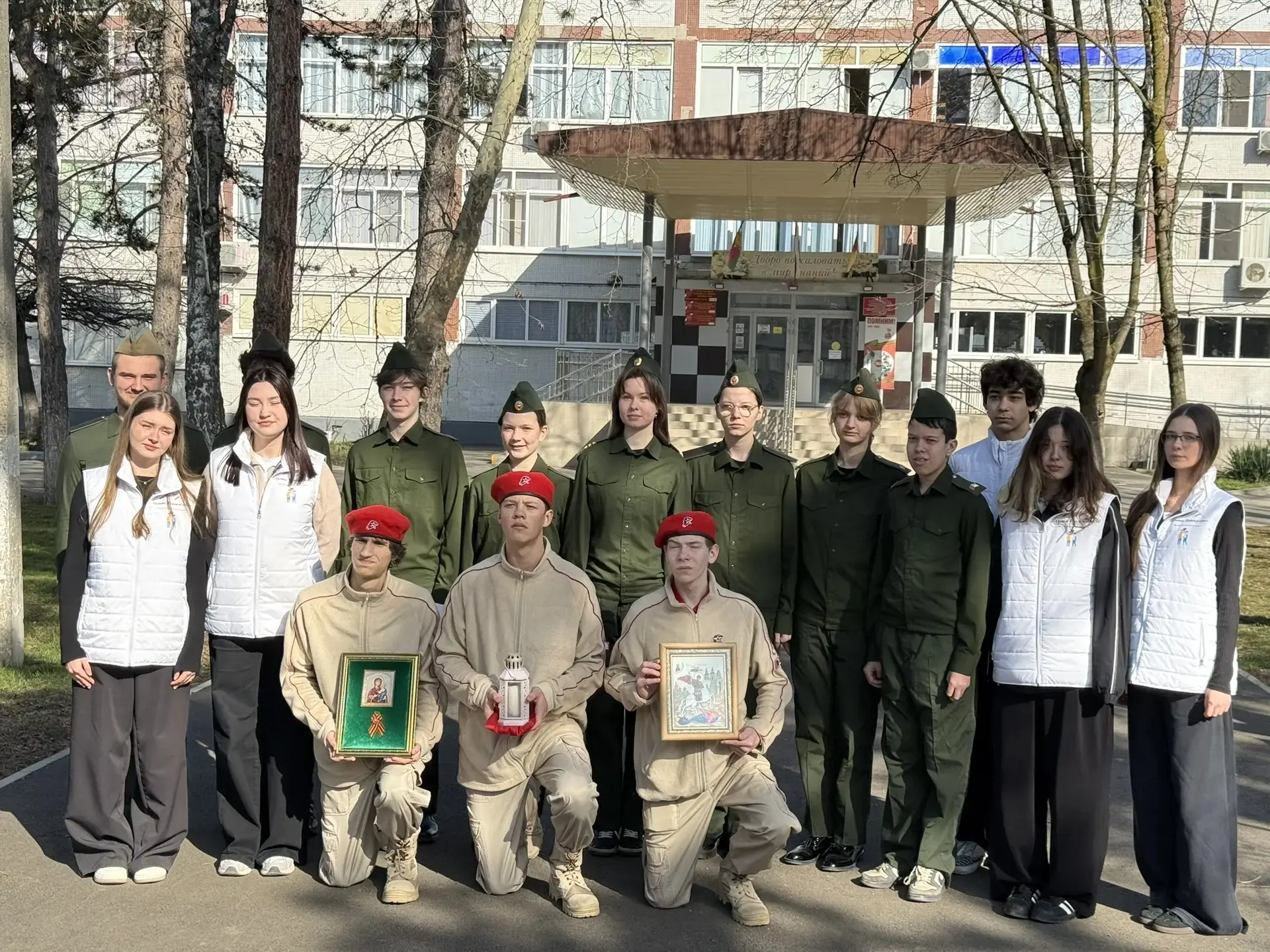 🔥 Эстафета памяти продолжается!  Юнармейцы МАОУ СОШ №20 и волонтёры организации "Новое поколение" то