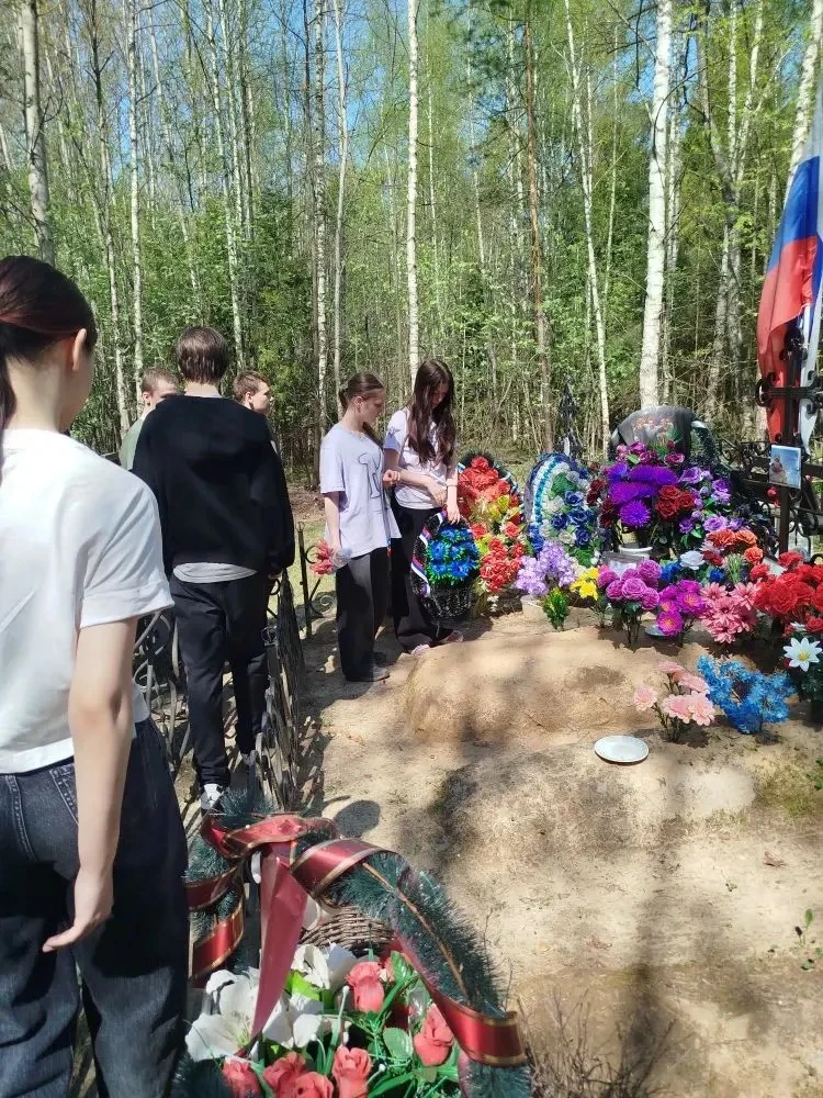 Память, воплощённая в поступках: учащиеся возложили венки на могилах односельчан, погиб...