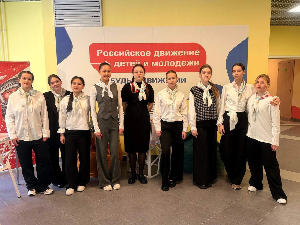 Вчера в Зелёной  школе было особенно людно и шумно, готовились ко Дню защитника Отечества. К нам в г