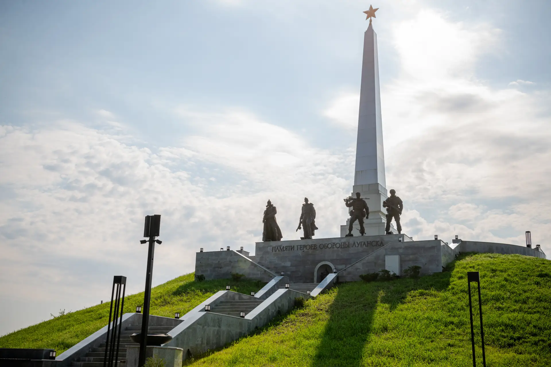 Возложил цветы к мемориалу «Острая Могила». Это особенное место на луганской земле. Здесь, среди тиш
