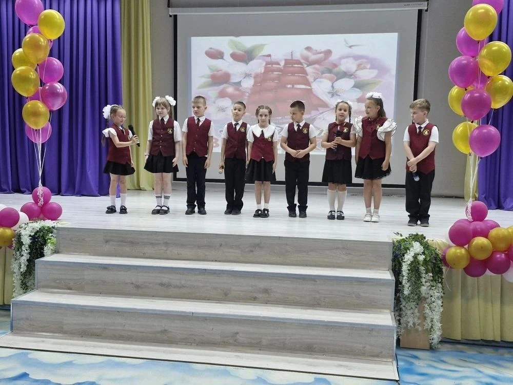 26 мая в школе прозвенел последний звонок для наших выпускников 9-х  и 11 классов.🎊 Последний звонок