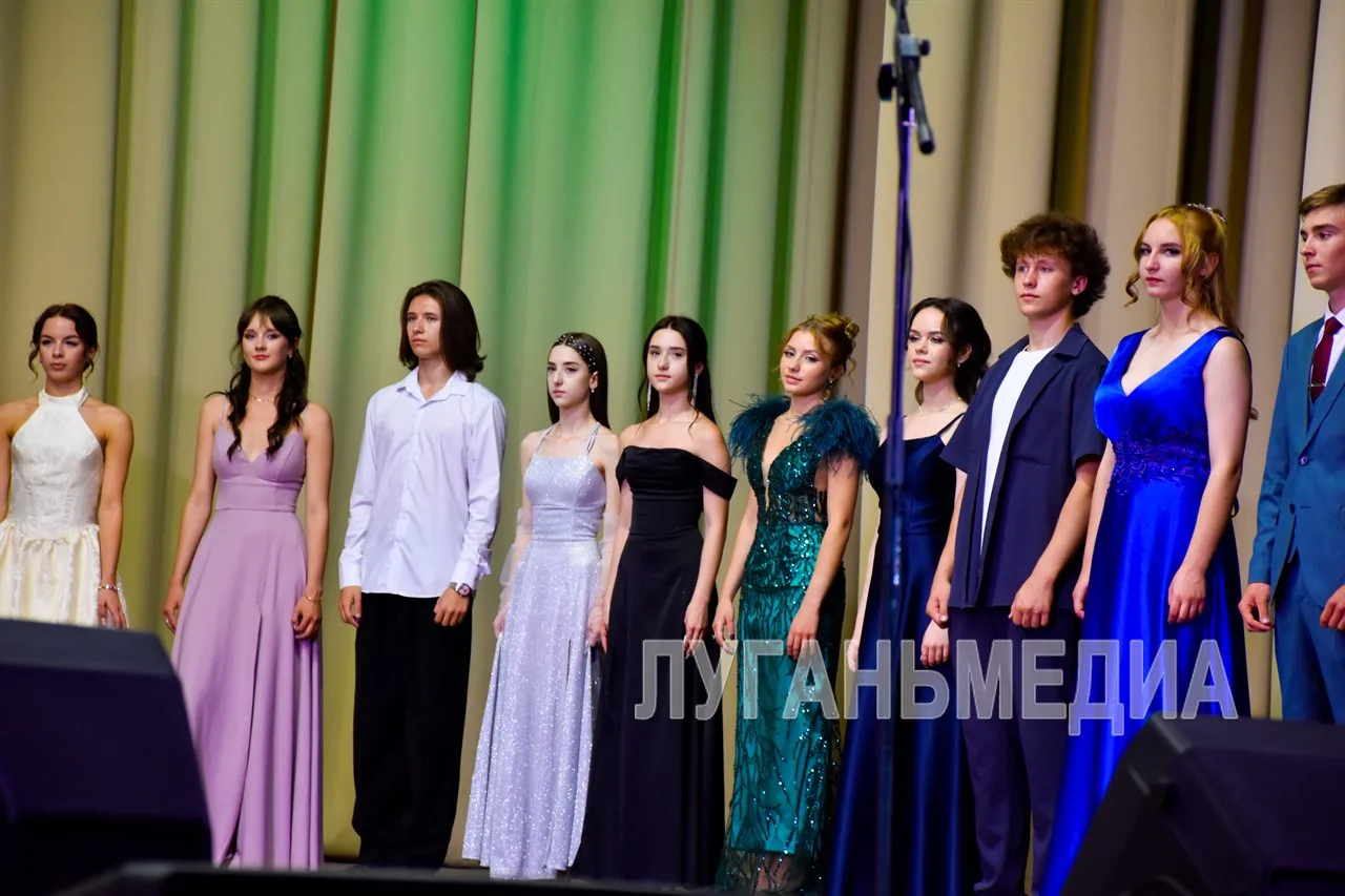 🎉В День молодежи краснолучские выпускники получают аттестаты зрелости