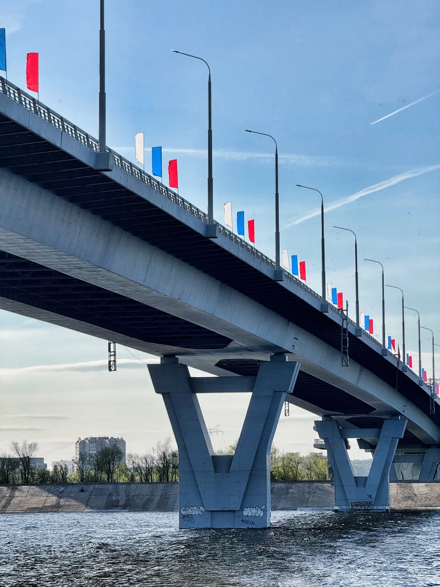 Как же красиво выглядит украшенный флагами мост Победы🇷🇺