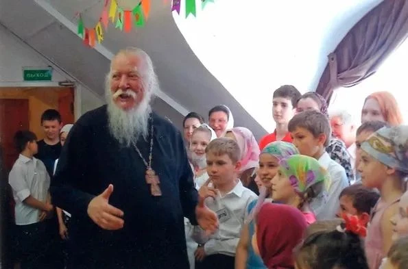Примерно у половины детей пап нет. Маму не видят, потому что она вынуждена, как папа, р...