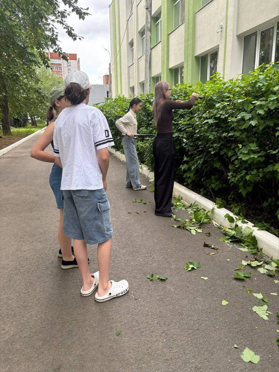 🌱 Труд на благо родной школы: подводим итоги работы трудовой бригады! 🧹🏫В течение всего прошедшег