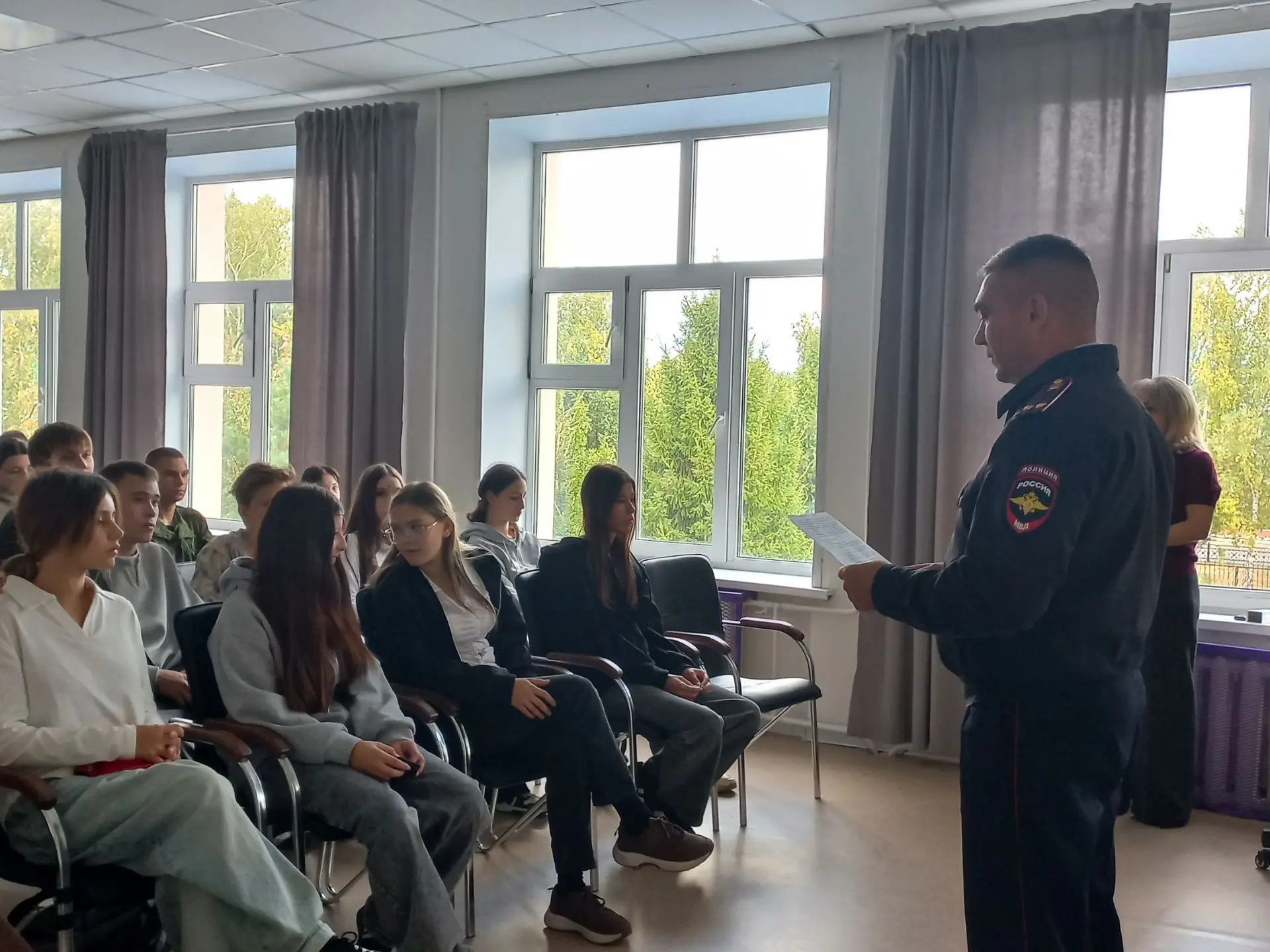 УРОК ОТВЕТСТВЕННОСТИ: СТУДЕНТЫ КОЛЛЕДЖА ВСТРЕТИЛИСЬ С ПОДПОЛКОВНИКОМ ПОЛИЦИИ В МОЛОДЕЖН...