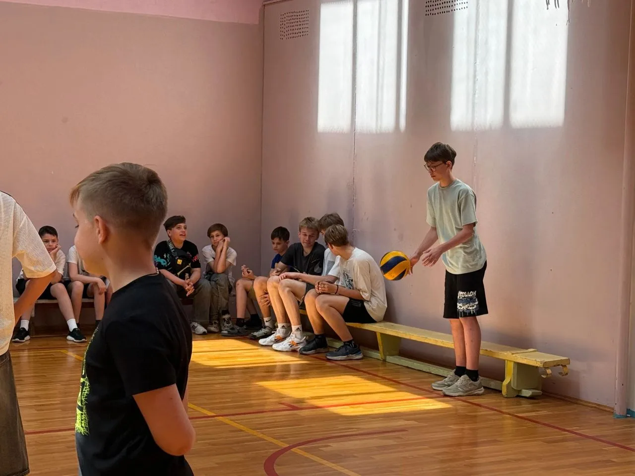 🏐 Мяч в игре 

🏆 Вот это накал страстей! Сегодня в нашем пришкольном лагере гремели настоящие бата
