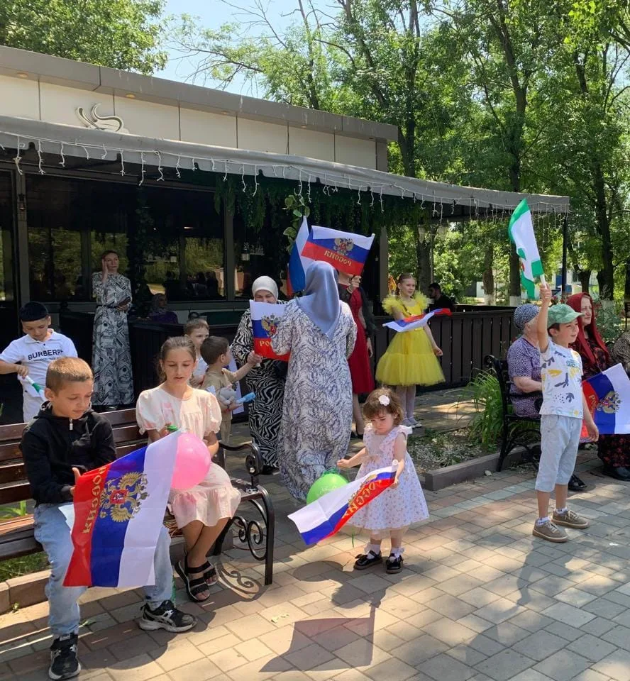 В Карабулаке отметили День Государственного флага Российской Федерации