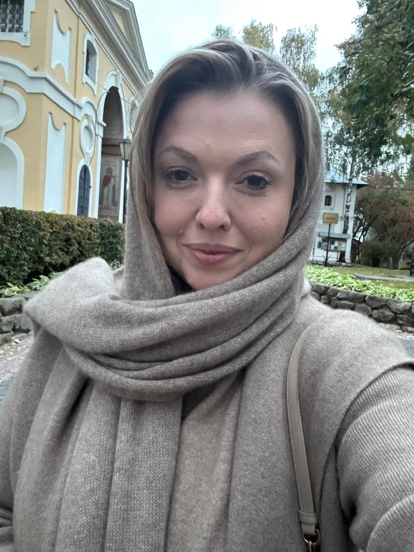 Я прилетела в Москву , мы пошли  в церковь, поставили свечку ) любовь в сердце и чистая...