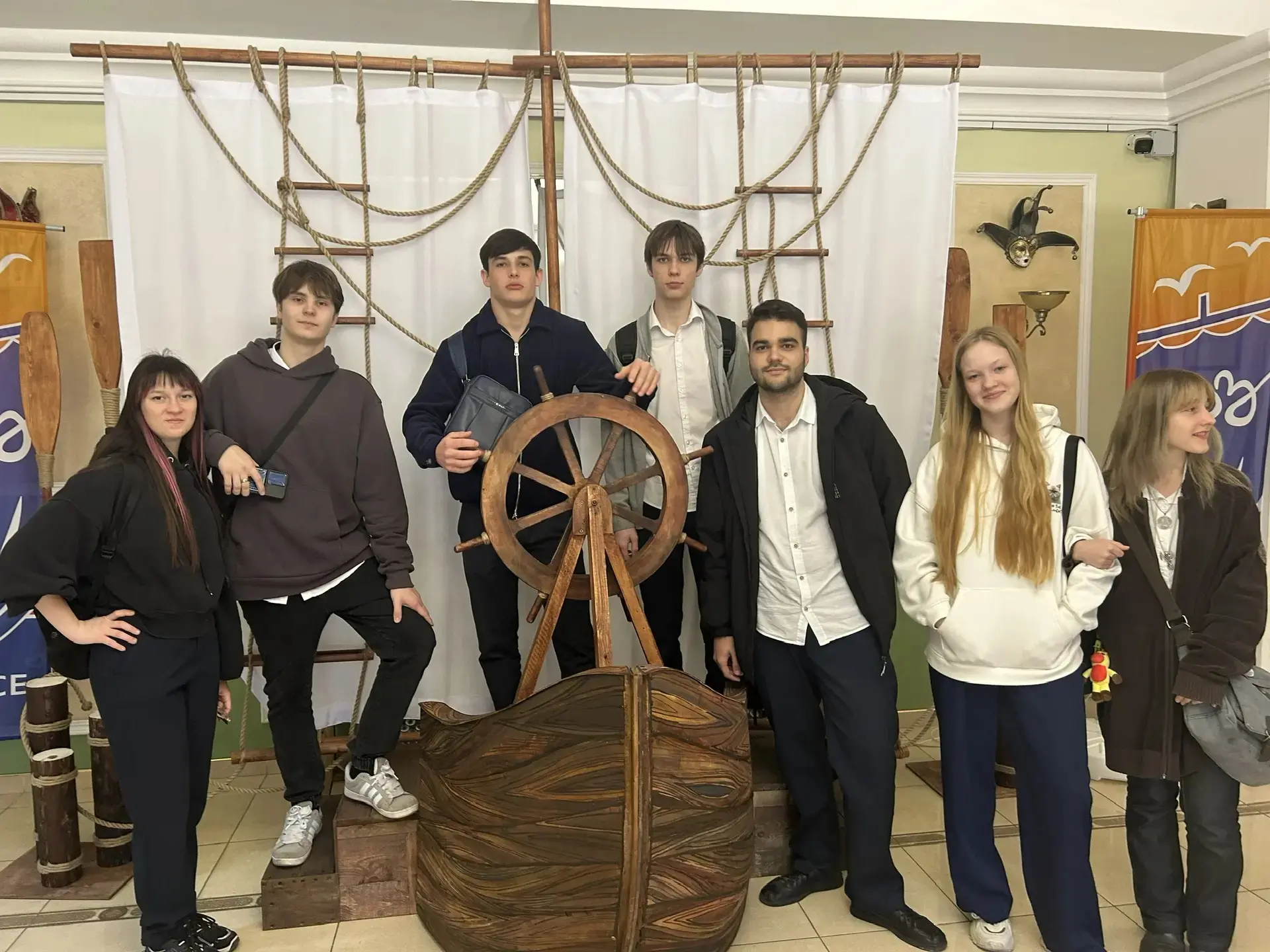 🧑‍🏫Волшебный вечер в театре ✨🎭  Наши ребята из 11б и 9б класса окунулись в удивительную атмосферу на