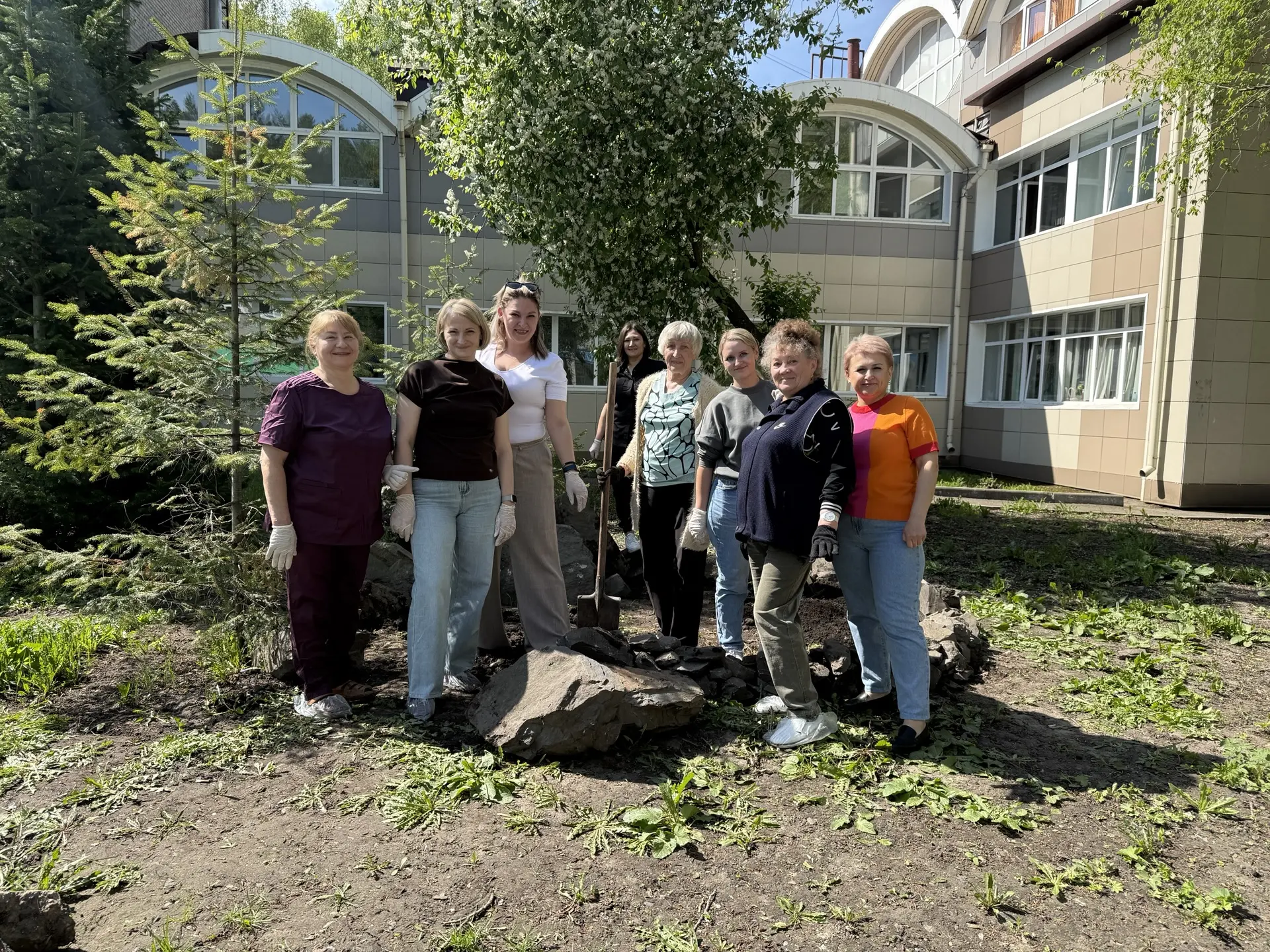 Сотрудники Городской клинической больницы №1 облагородили территорию учреждения 

Специалисты разных