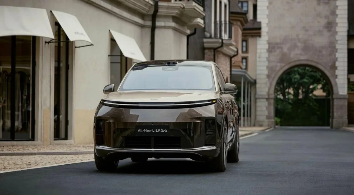 Новые кроссоверы Li Auto L9 Livis начали появляться у дилеров в России.