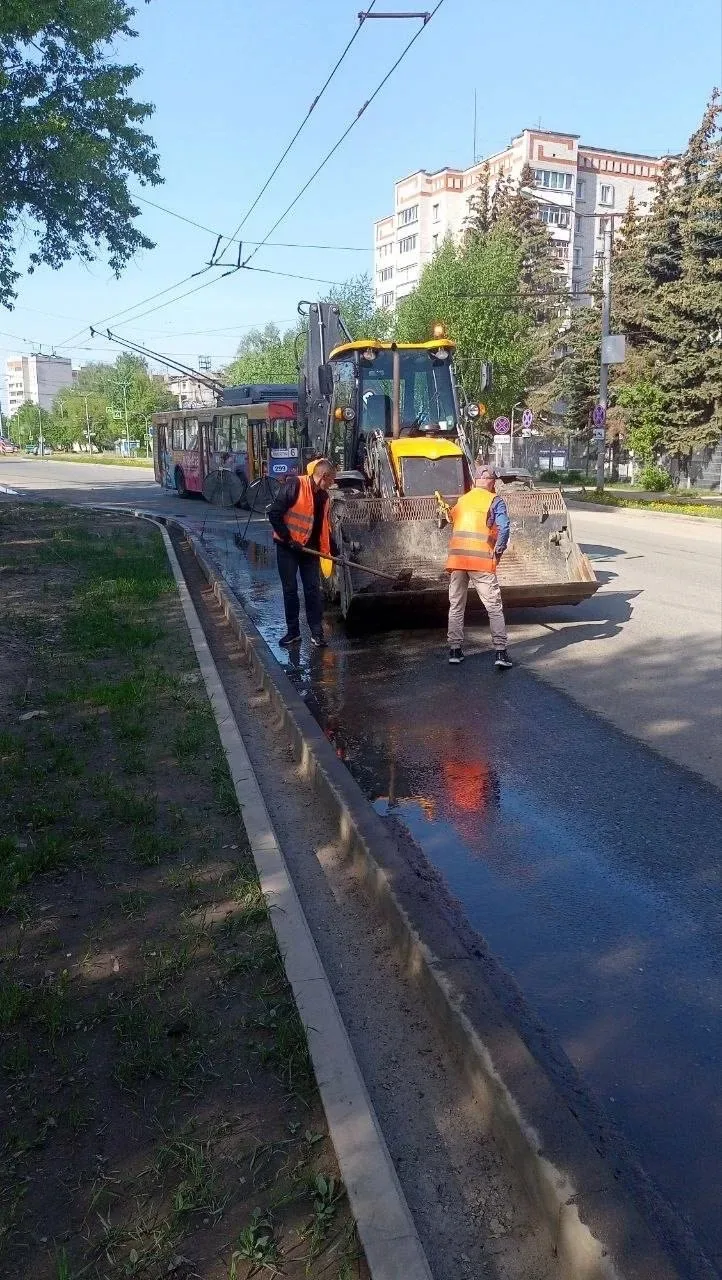 Дела городские, майские 🌸  Погода радует нас теплыми днями, а бригада озеленителей - цветами. Всеми 
