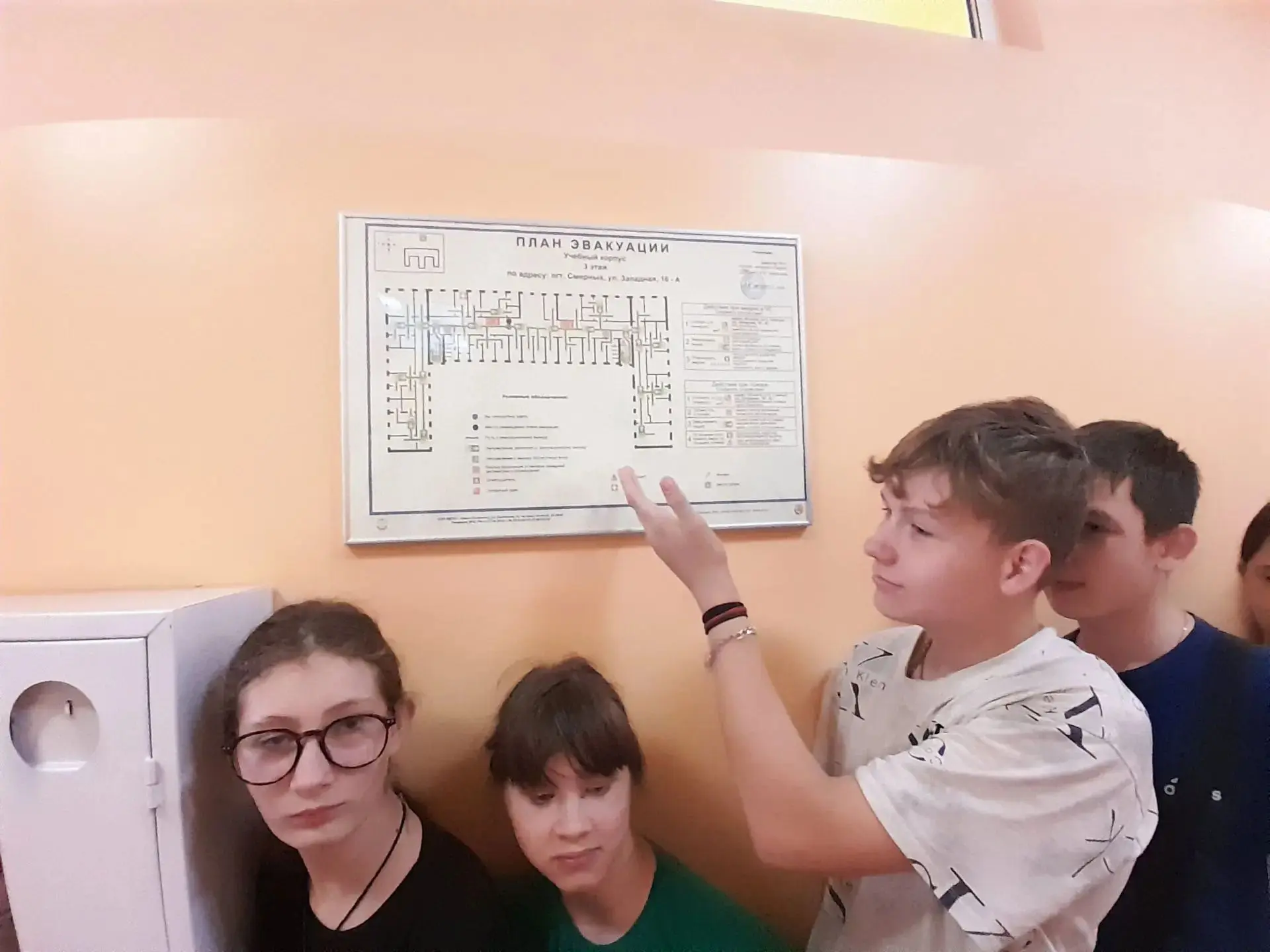 🔥 «Осторожно, огонь!» — важный и серьёзный инструктаж прошел во 2 отряде! 🚒

Ребята из 2 отряда по