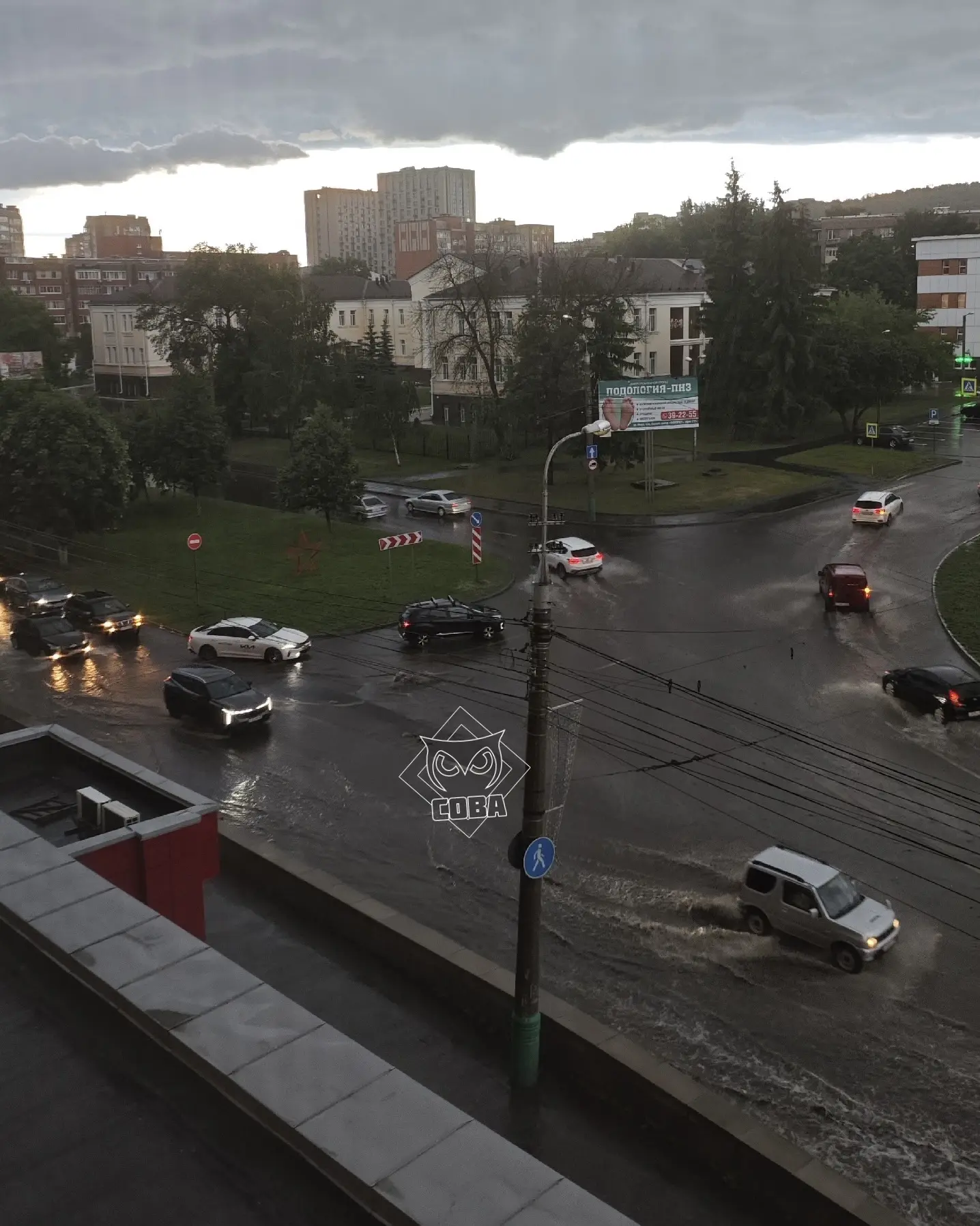На Пушкина из-за потока воды приподнялся асфальт — скоро провалится. Объезжайте. Время ...