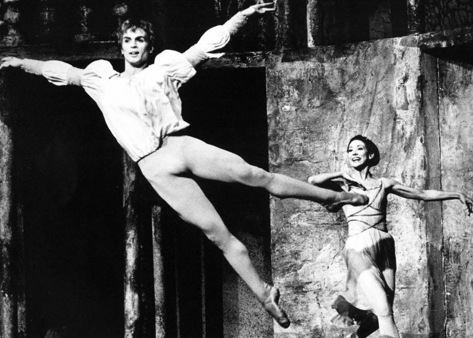17 июня 1961 года легендарный премьер Ленинградского театра оперы и балета имени Кирова Рудольф Нуре