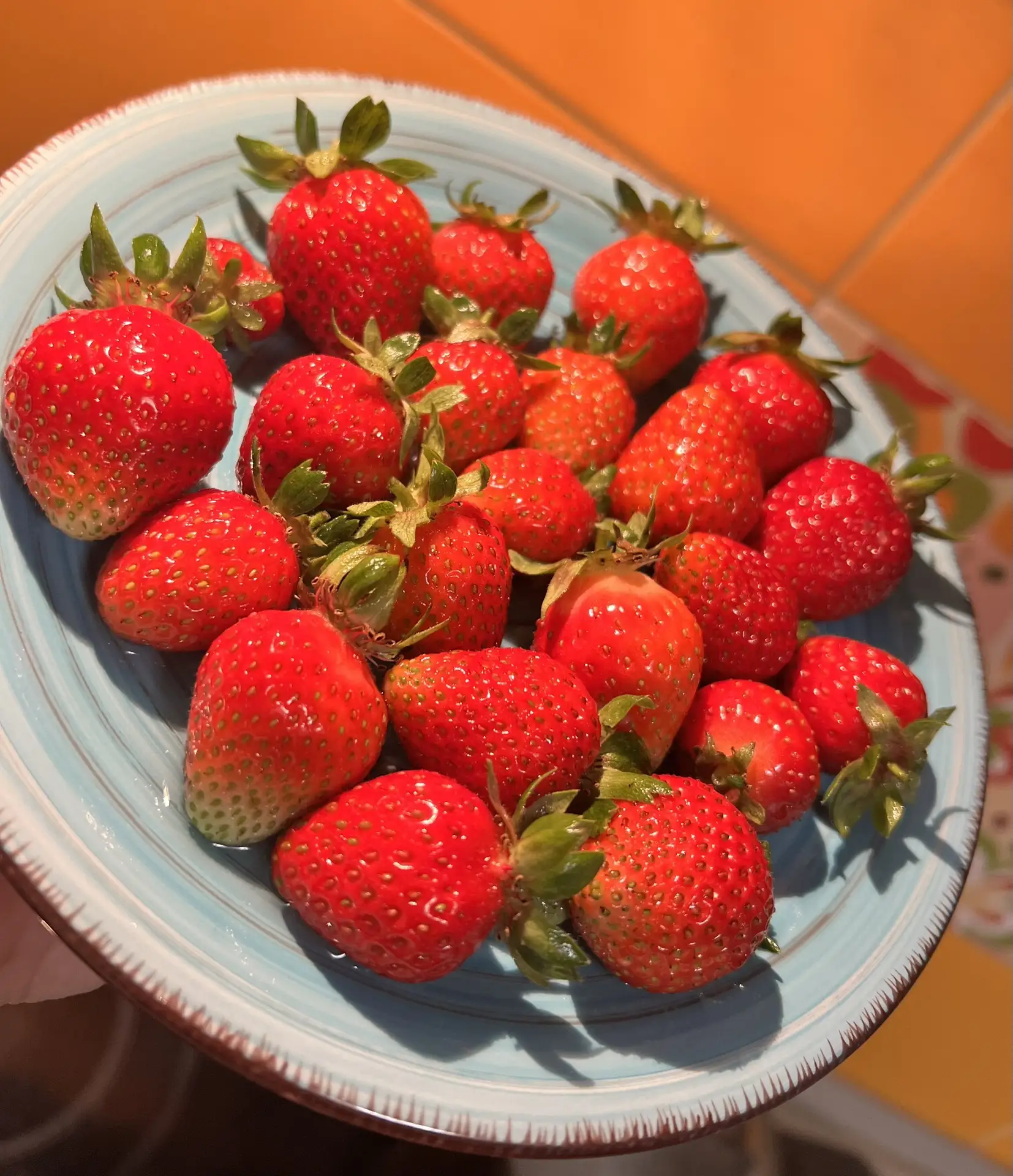 Зелень от папы моего вы уже видели. Сегодня первая клубника. 🍓
