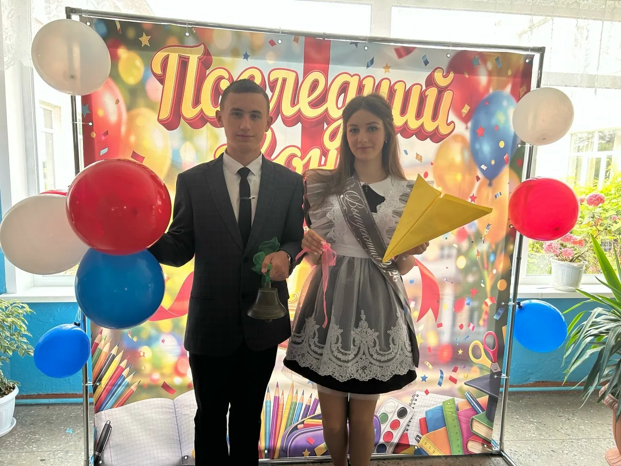 ✈ «САМОЛЕТИКИ-НАВИГАТОРЫ» для выпускников: трогательная традиция на Последнем звонке ✈
