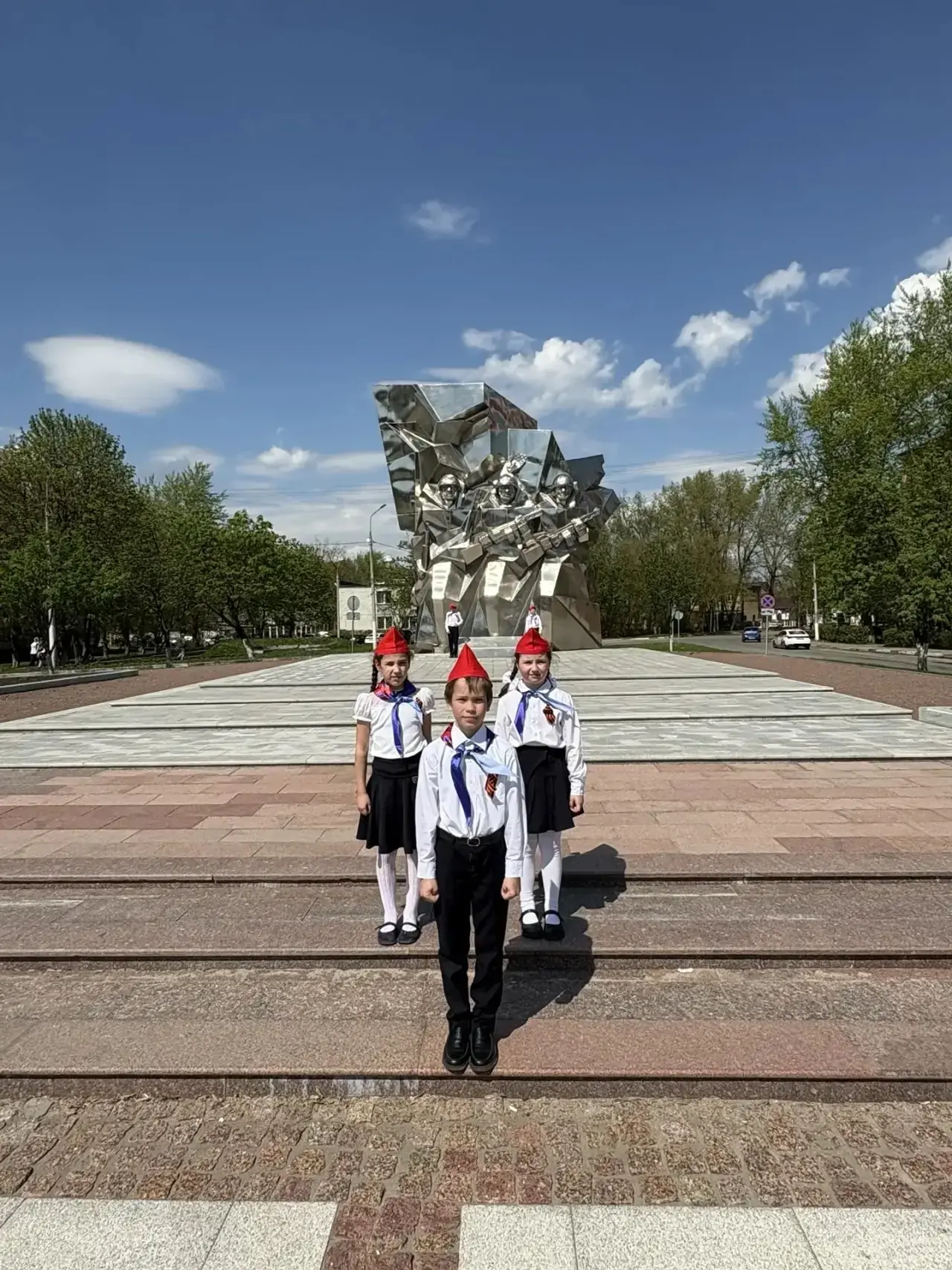 🇷🇺 Вахта памяти: день второй. Продолжаем марафон «Наследники Победы»  Второй день выдался солнечным.