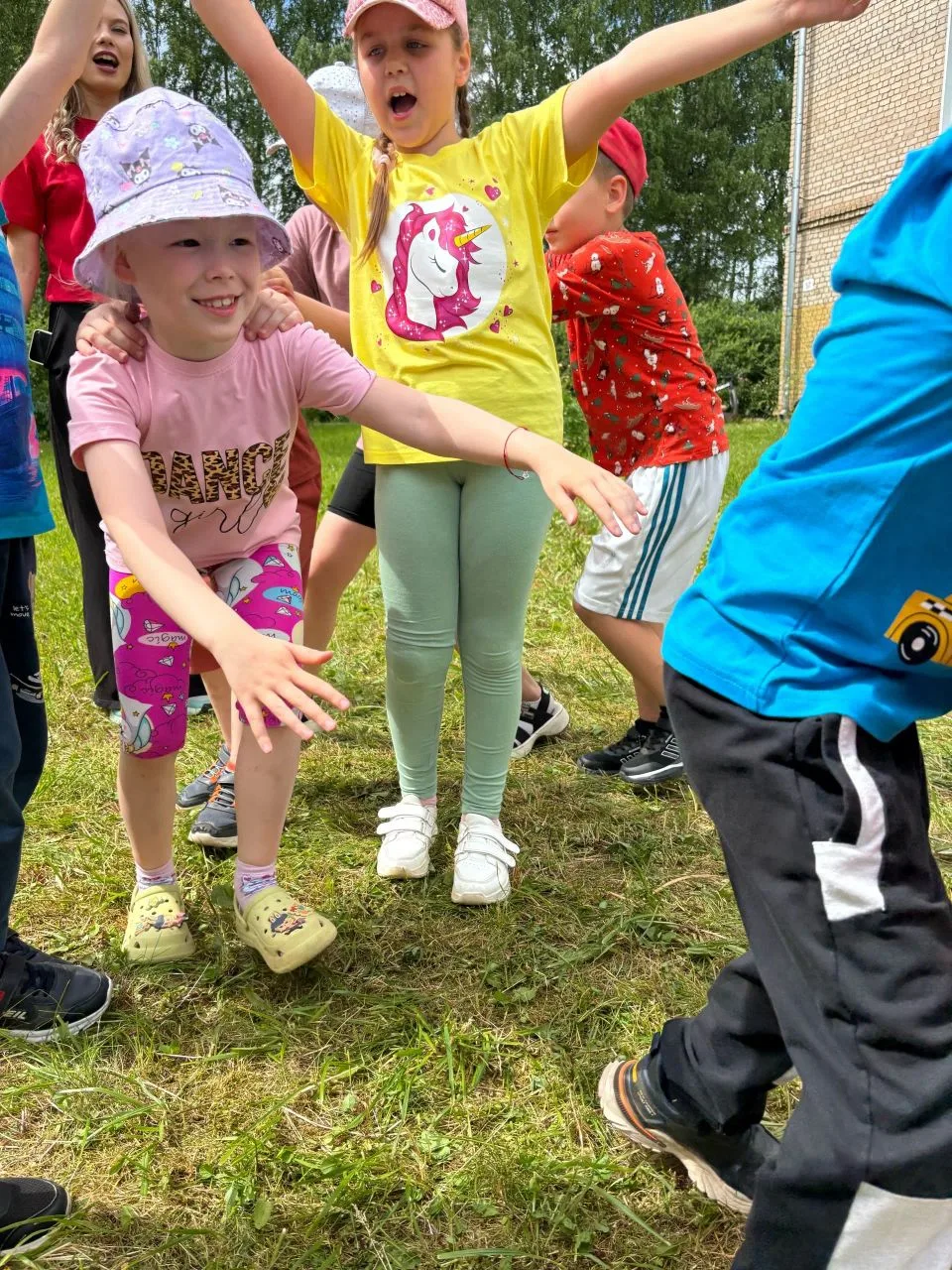Вместе веселее!😎 

В такую классную погоду играть с друзьями на улице — одно удовольствие!  

☀️В н