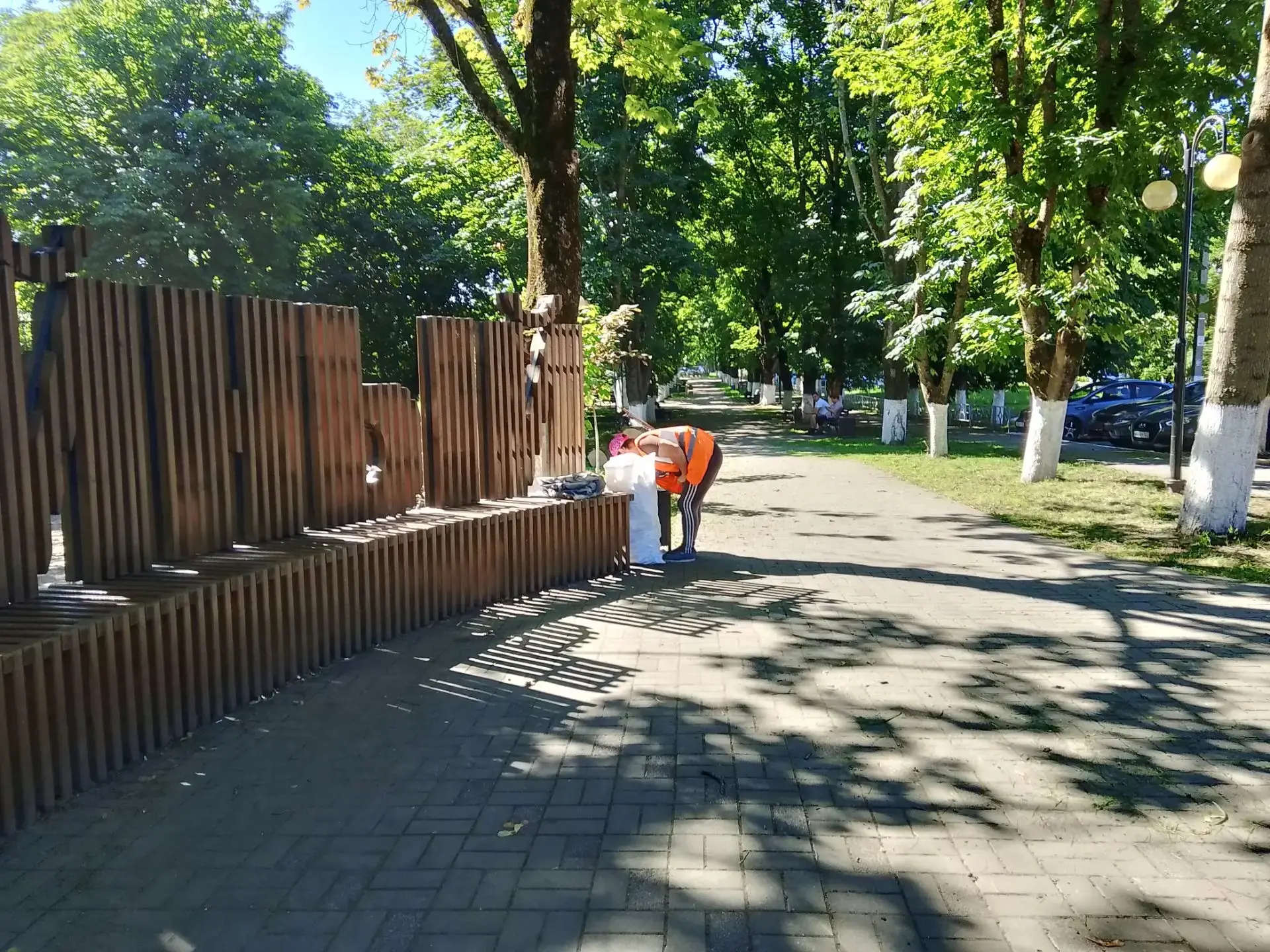 Поддержание чистоты и порядка в сквере Юбилейном пгт Мостовского