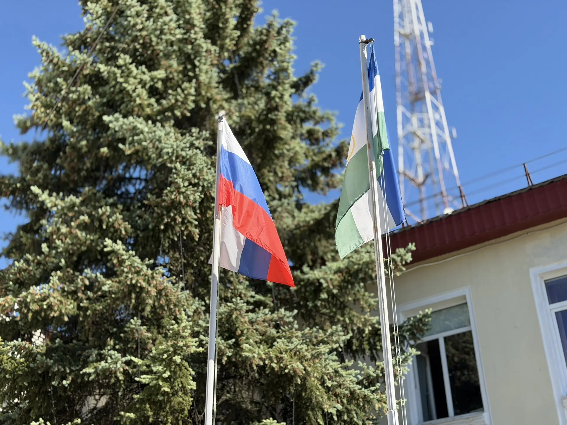 🇷🇺 Новая учебная неделя в Центре образования №35 традиционно началась с торжественной линейки: подня