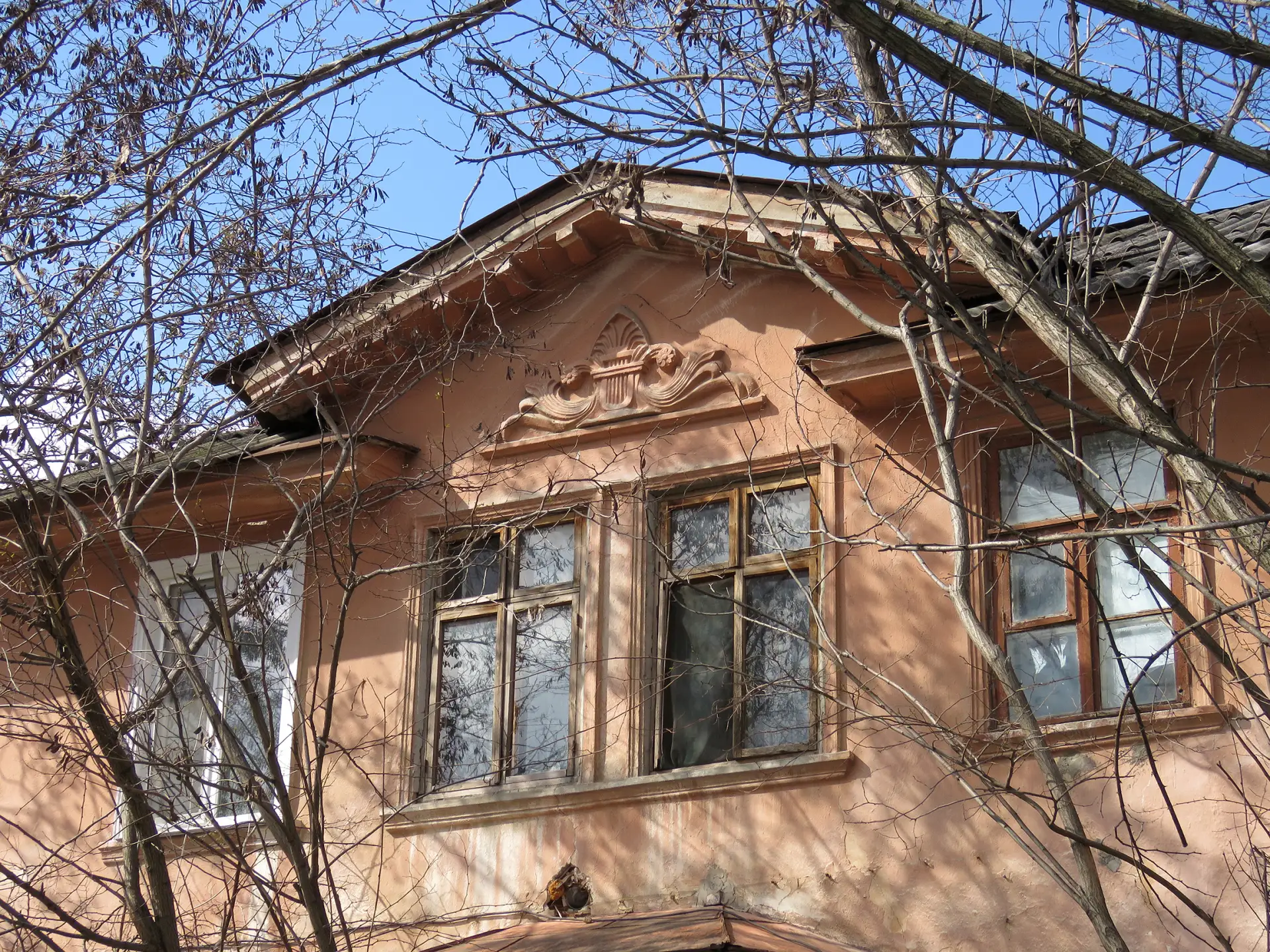 Деревянный розовый дом на углу улиц Ломоносова и ген. Петрова. Осталось ему не много: один подъезд у