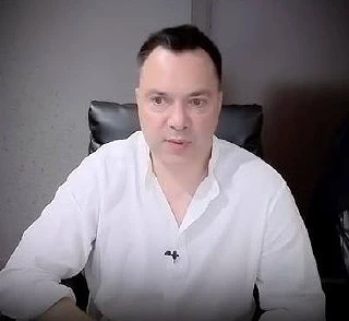 Люся Арестович объявился с комментариями:

«Обожаю традиционное «патриотическое» парадное лицемерие.