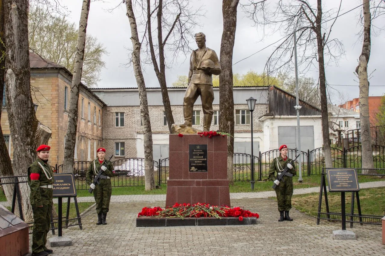 9 мая ученики 7 "б" и 9 "б" классов МАОУ «СОШ 1» г. Горнозаводска Марина Березина и Дар...
