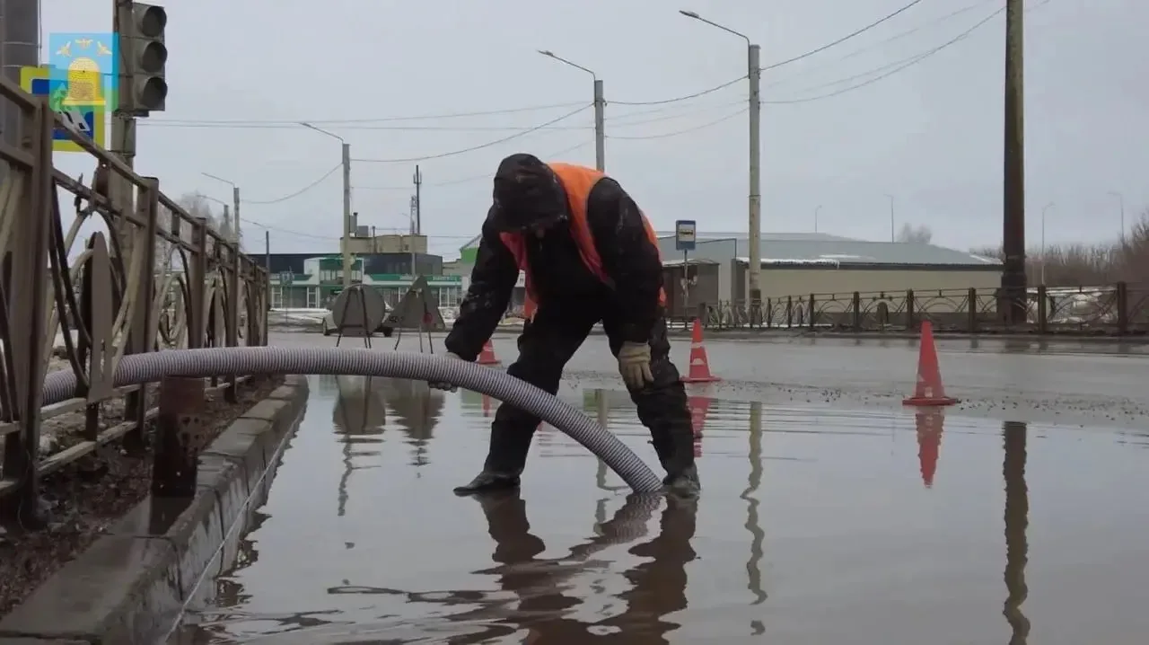 В Тамбове дорожные бригады откачивают талую воду с улиц и чистят решетки ливневок. Рабо...
