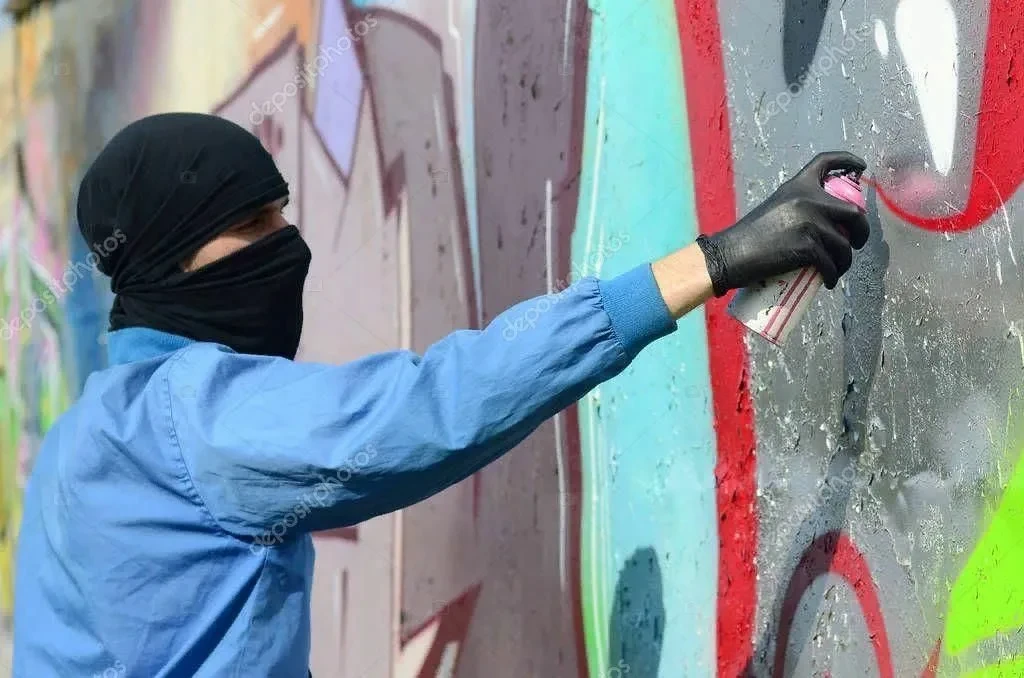 В Вологде ловят юных вандалов: семеро попались на граффити, пятеро заплатили штраф