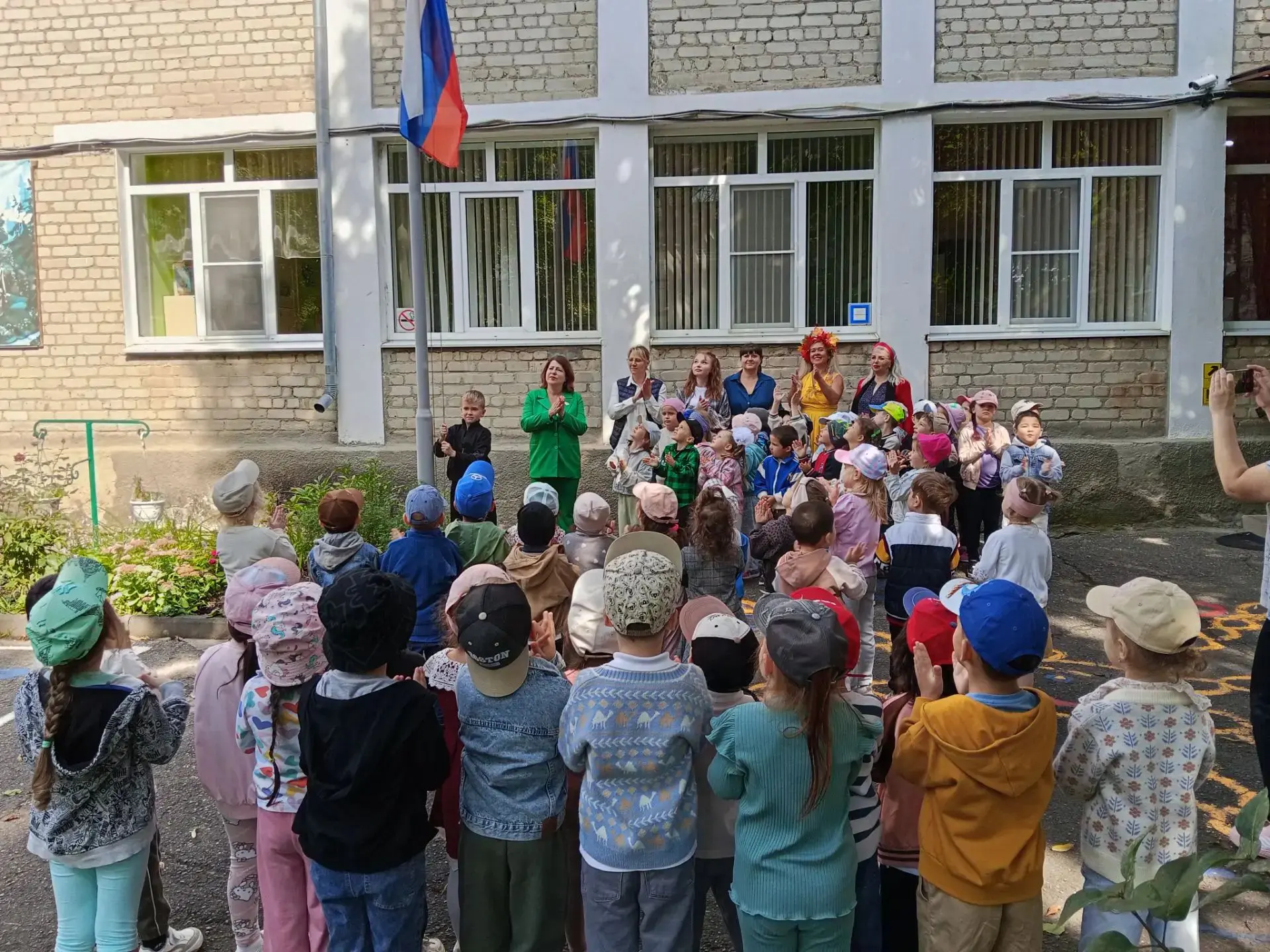 День знаний 1 сентября - это особенный праздник, который с радостью отмечают не только ...