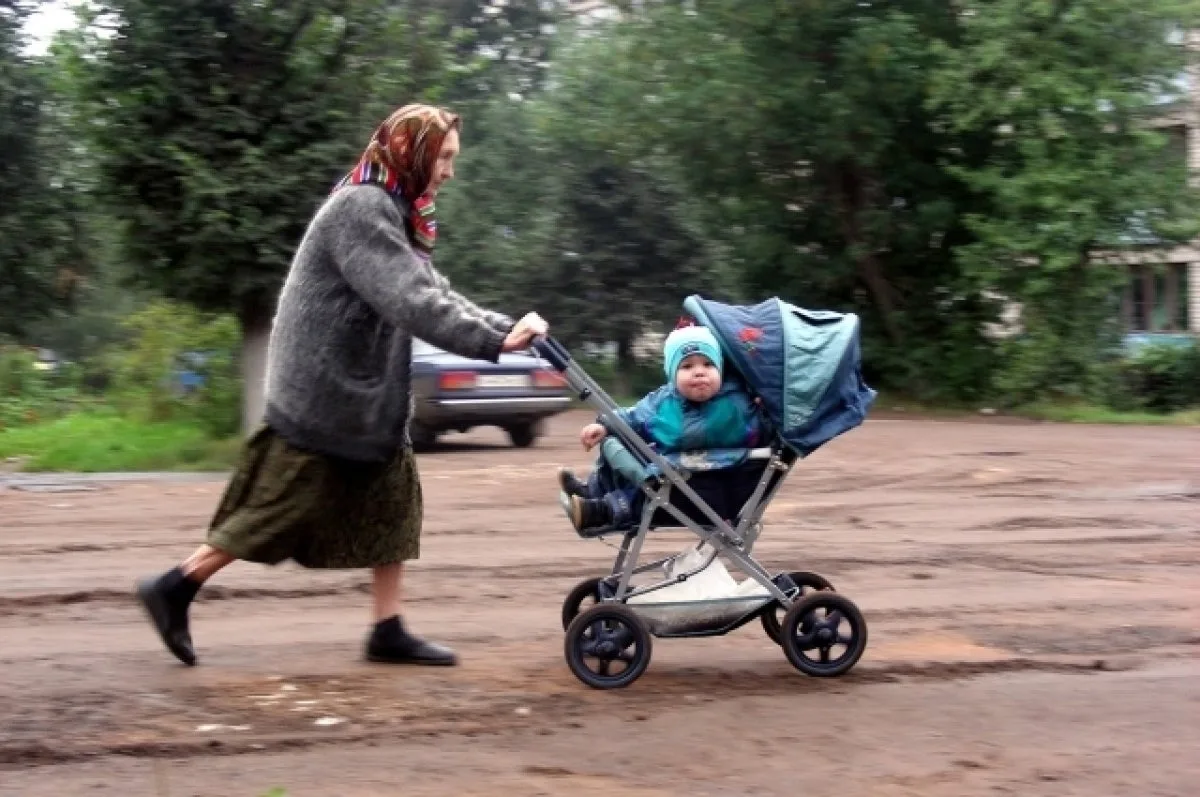 В России пожилым родственникам предоставят финансирование до 45 000 рублей за заботу о внуках.  Глав